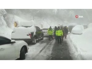 Pakistan’da yoğun kar yağışı nedeniyle mahsur kalan yüzlerce kişi tahliye edildi"