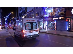 Takip edilip cadde ortasında bıçaklandılar