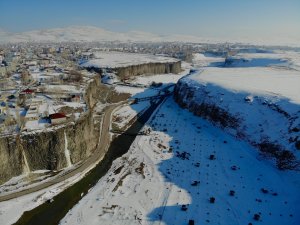 Beyaza bürünen Murat Kanyonu manzarasıyla görenleri mest ediyor