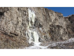 Donan şelale Pamukkale’yi andırdı