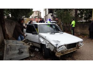 "Dur" ihtarına uymadı, polis aracına çarpıp kaçtı