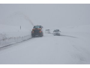 Antalya-Konya karayolunda kar kalınlığı 50 santimetreye ulaştı