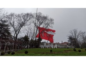 Çamlıca Tepesindeki Türk bayrağı fırtınanın şiddetiyle yırtıldı