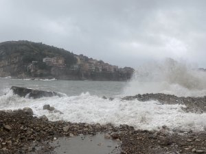 Karadeniz’de dev dalgalar oluştu