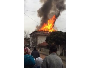 Çatı alev alev yandı