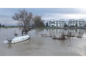 Antalya’da şiddetli yağış ırmak kenarındaki restoranları sular altında bıraktı