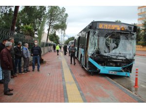 Freni patlayan şehiriçi yolcu otobüs kontrolden çıkıp 9 araca çarptı: 5 yaralı