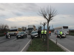 Servis aracı önce polis otosuna ardından otomobile çarptı: 2 yaralı