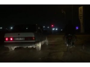 Araç içinden uzattıkları iple motosikleti çekmeye çalışan şahıslar pes dedirtti