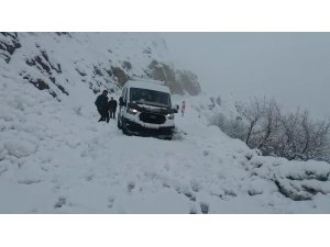 Bingöl’de çığ düştü, yol ulaşıma kapandı