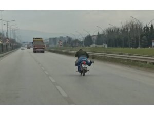 Motosikletle tehlikeli yolculuk kamerada