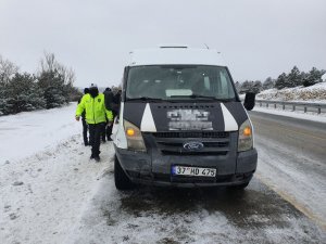 Öğrenci servisi bariyerlere çarptı: 6 yaralı