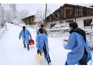 Kar ve tipi onlara engel olmadı, aşı ekipleri dondurucu soğukta görevde