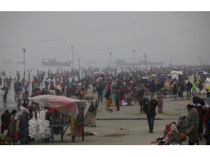 Binlerce Hindu Covid-19’a rağmen Ganj Nehri’ne girdi