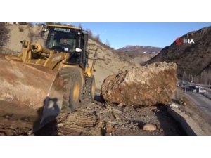 Tunceli’de dağlardan düşen kayalar yolu trafiğe kapattı