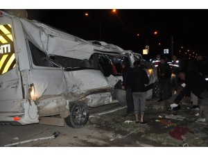 Mardin’de iki servis aracı zincirleme kazaya karıştı: 2’si ağır 11 yaralı