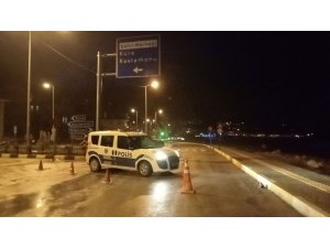 Dev dalgalar Karadeniz sahil yolunu ulaşıma kapattı