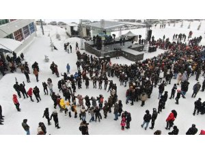 Soğuğu bahane edip sahneye çıkmadı, hayranları tepki gösterdi