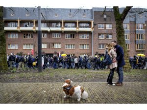 Hollanda’da Covid-19 kısıtlamaları protesto edildi