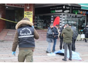 Stajyer avukatın iş merkezinden düşme anı kamerada