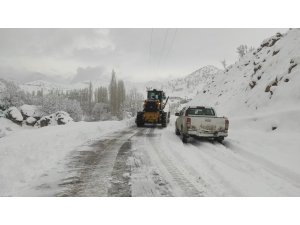 Güneydoğu’da kar esareti sürüyor kar kalınlığı yer yer 2 metreyi buldu