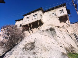 Tunceli’de dev kayaların üzerine yapılan evler görenleri hayran bırakıyor