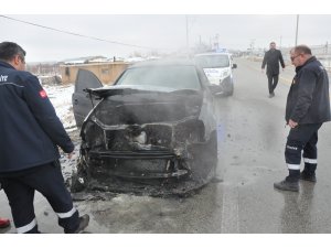 Seyir halindeki otomobil alev topuna döndü