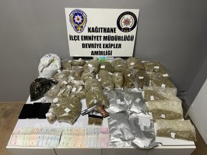 Aile boyu uyuşturucu ticareti: Kağıthane polisi merdivenin içinde 7.5 kilogram marihuana yakaladı