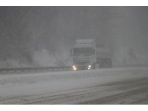 Bolu Dağı’nda şiddetli kar yağışı ve sis etkili oluyor