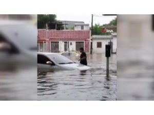 Uruguay’da sel suları araçları yuttu