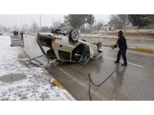 Takla atan otomobilini bırakıp kaçtı