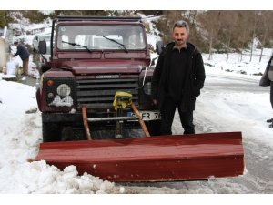 Kendi yaptığı kar küreme aracıyla mahallenin yollarını açtı