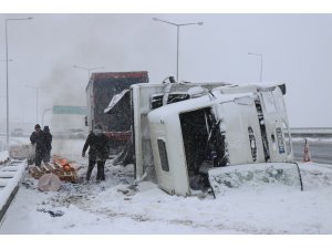 TEM’de korona virüs test kiti taşıyan kamyon devrildi: 1 yaralı