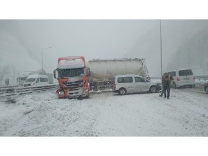 TEM’de makaslayan tır Bolu Dağı Tüneli’de trafiği durdurdu