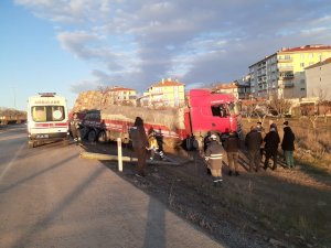 Ankara’da lastikleri patlayan tır ağaç ve elektrik direğini devirdi