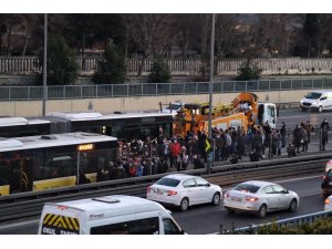 Metrobüs arıza yaptı, yolcular metrobüs güzergahında yürümek zorunda kaldı