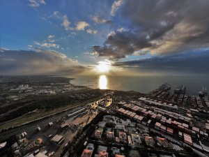 Beylikdüzü’nde beyaz örtü ile kaplanan çatılar havadan görüntülendi