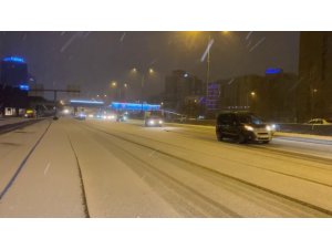 İstanbul’da gece vakti bastıran kar etkili oldu