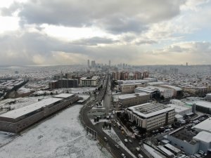 Beyaz örtü ile kaplanan çatılar havadan görüntülendi