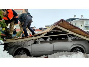 Gaziantep’te çatı çöktü, 20 araç hasar gördü