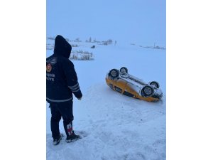 Yoldan çıkan taksi takla attı, donma tehlikesi geçiren sürücü yaralı kurtarıldı