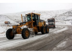 Erzincan’da kar ve tipiden 339 köy yolu ulaşıma kapandı