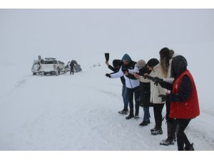 Araçlar kara saplandı, onlar halay çekti