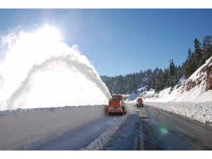 Antalya-Konya karayolunda kar kalınlığı 2 metreye yaklaştı