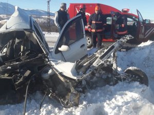 Hurdaya dönen araçtan yaralı olarak kurtuldu