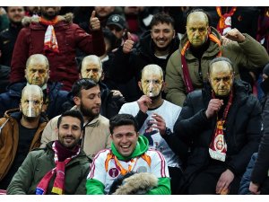 Galatasaray taraftarından yönetim ve futbolculara protesto