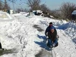 Traktör arkasında karda sörf