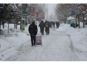 Bolu kent merkezinde kar yağışı etkili oluyor