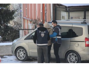 Önce yere vurdu sonra boğarak öldürdü