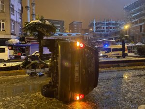 Kar yağışı nedeniyle kontrolden çıkan cip refüje çarparak ters döndü